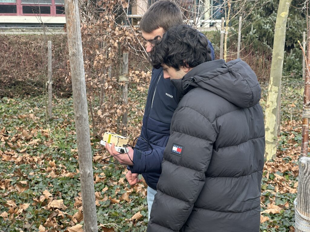 Simon prend des mesures avec le datalogger GPS