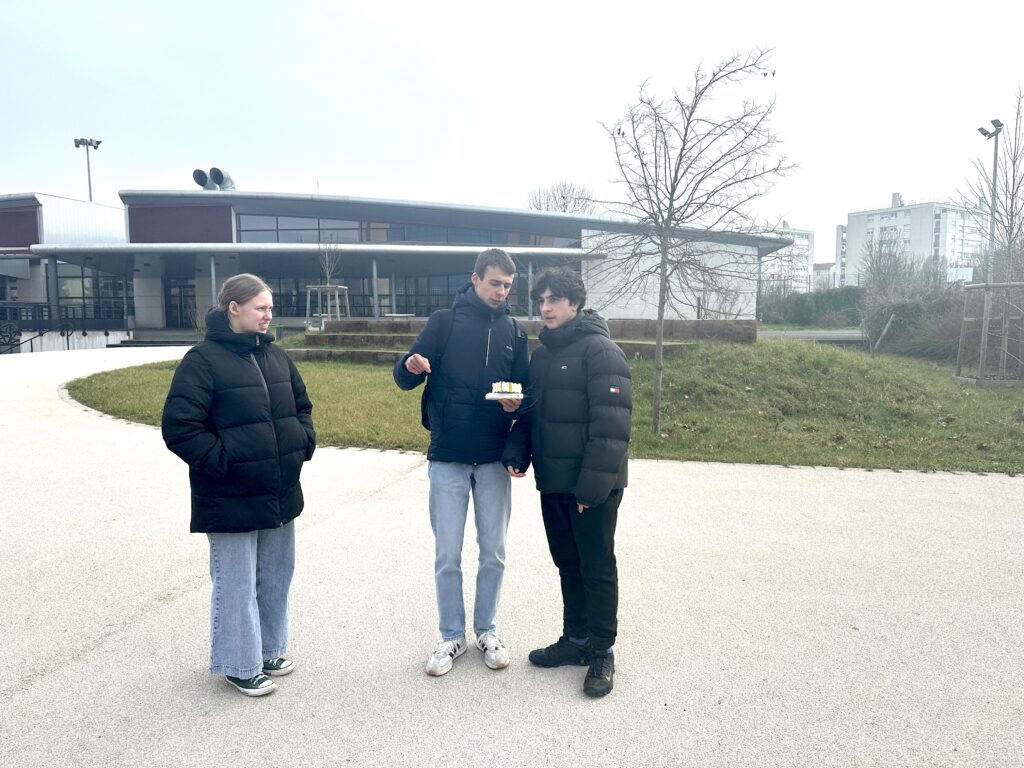 Passage de relai ! On explique comment ça marche, avant de remettre les mains au chaud !